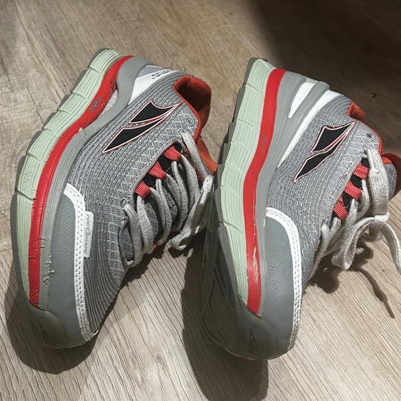 Altra Olympus Womens Sneakers Gaiter Trap - very comfortable! - Picture 3 of 5